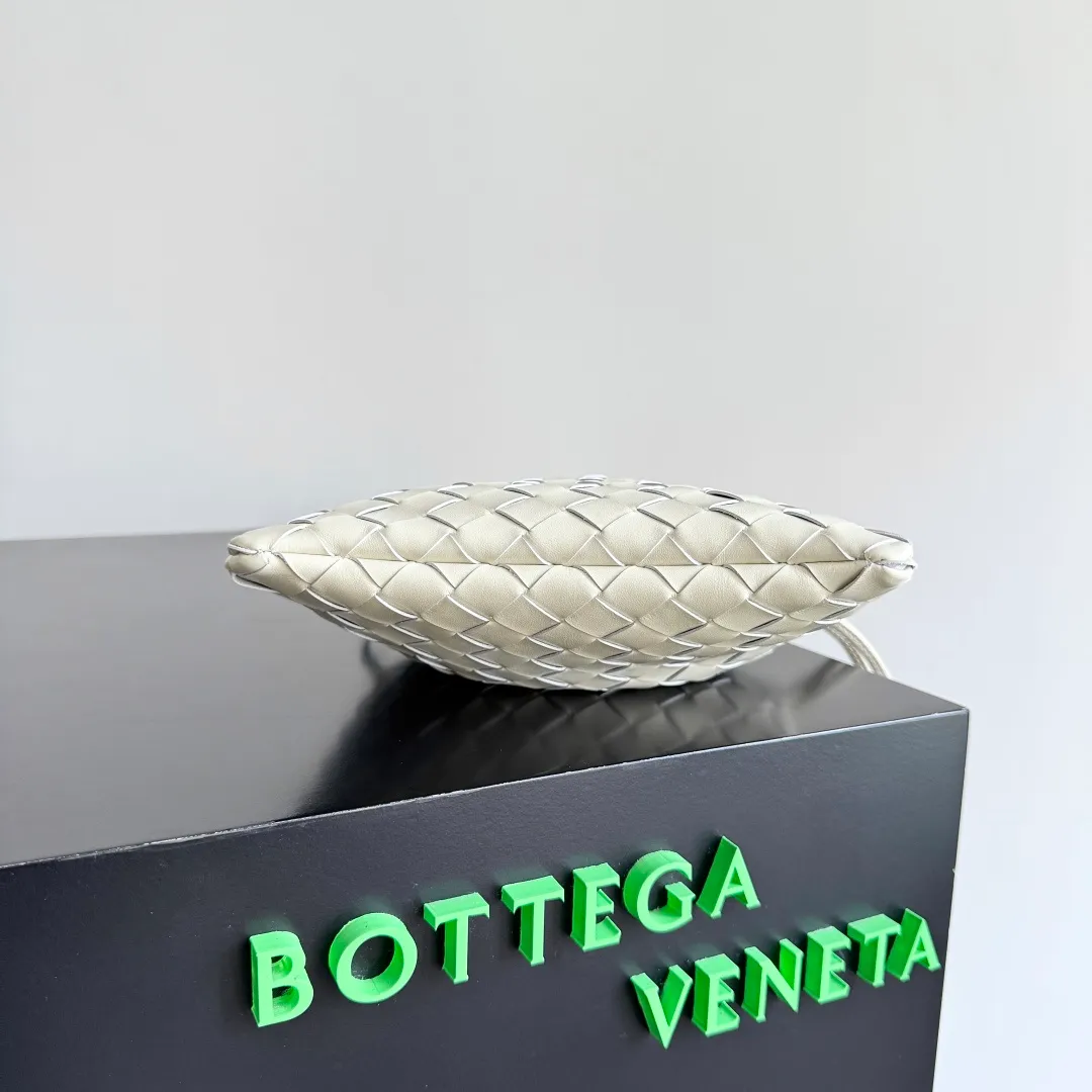 Batch 1400 BOTTEGA VENETA DUSTBAG mini size is officially launched📣📣. It still continues the classic weaving process. The lazy and casual feeling presented by the drawstring pockets is not too suitable for summer. The small back body is light and convenient. It is enough to carry lipstick and tissues when going out every day. It is not easy to make mistakes with any clothes. The shoulder strap has a buckle and pull-out design, which can be adjusted to unlock multiple carrying methods. Style number: 816987 Size: 21*16.6*1cm